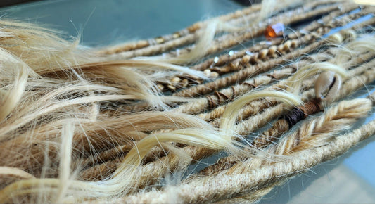 Dreadlocks | Messy bun | Murmures de Sable Doré 🏝️ - EmyNova